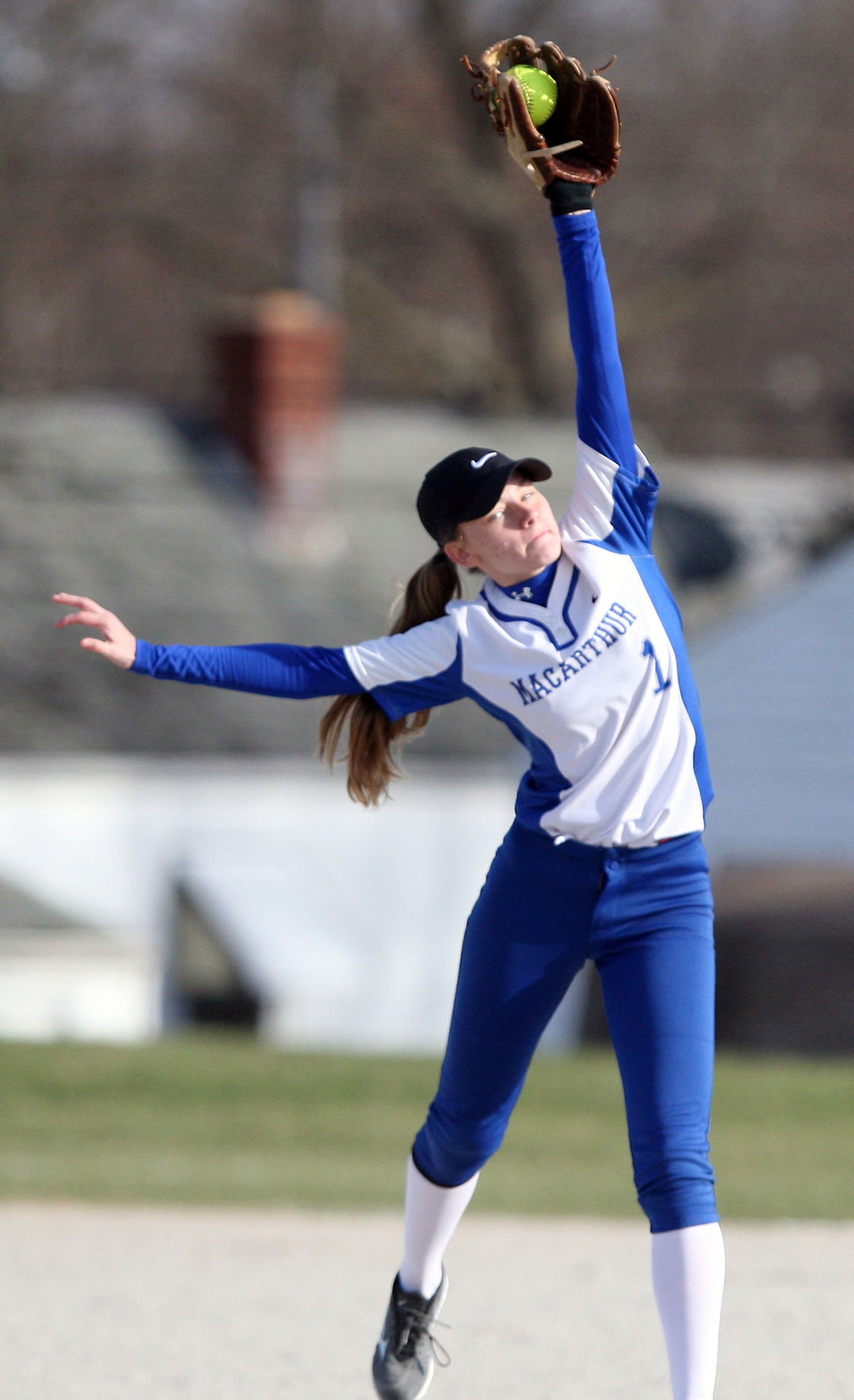 Settles lead MacArthur